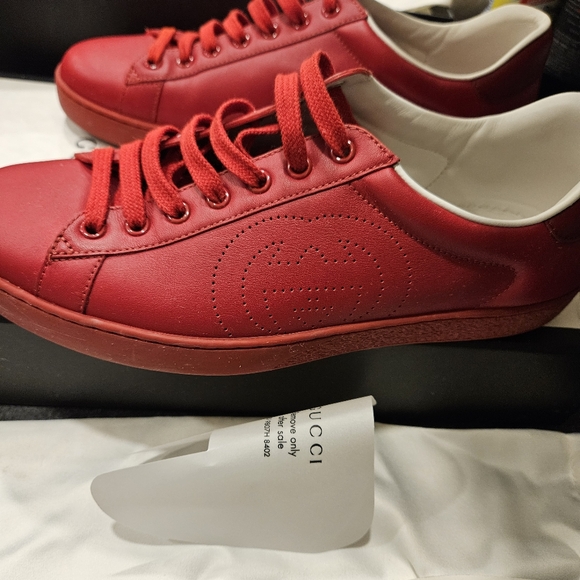 Authentic Gucci Ace Low Top Sneakers - Picture 2 of 7